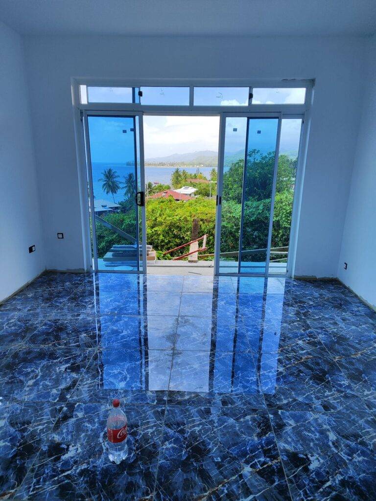 Devis construction à Raiatea : quelques conseils pour bien chiffrer dès le départ 2 pose de carrelage et baie vitrée
