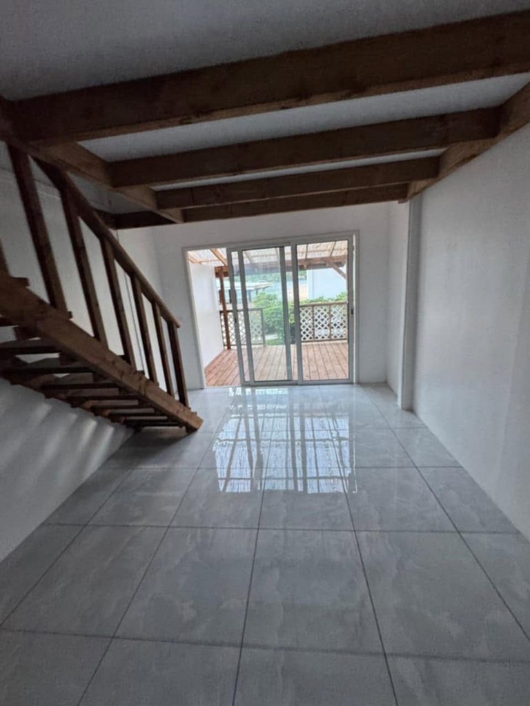 Rénover, transformer ou agrandir sa maison dans les Raromatai : comment préparer son projet ? 2 renover les ouvertures 768x1024 1