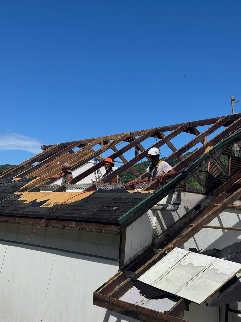 Rénover, transformer ou agrandir sa maison dans les Raromatai : comment préparer son projet ? 1 renover toiture 768x1024 1
